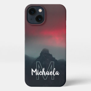 Brennende Wolken, Nebel und Berge Monogramm iPhone 13 Hülle
