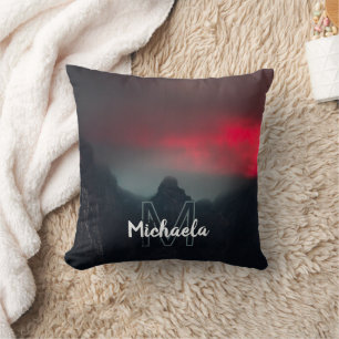 Brennende Wolken, Nebel und Berge Monogramm Kissen