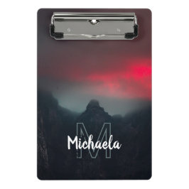 Brennende Wolken, Nebel und Berge Monogramm Mini Klemmbrett