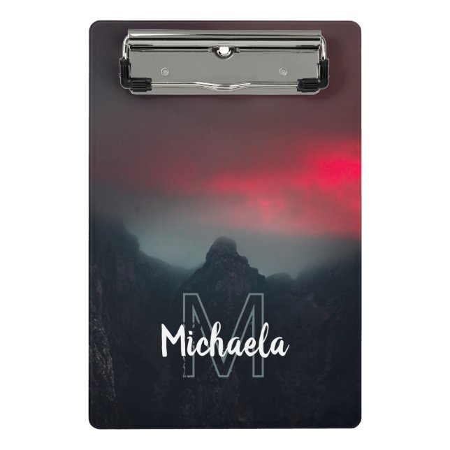Brennende Wolken, Nebel und Berge Monogramm Mini Klemmbrett (Vorderseite)