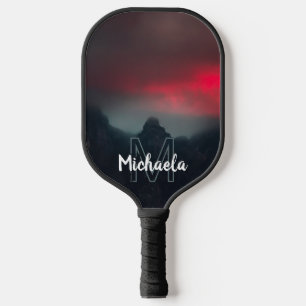 Brennende Wolken, Nebel und Berge Monogramm Pickleball Schläger
