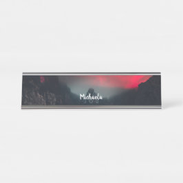 Brennende Wolken, Nebel und Berge Monogramm Schreibtischnamensplakette