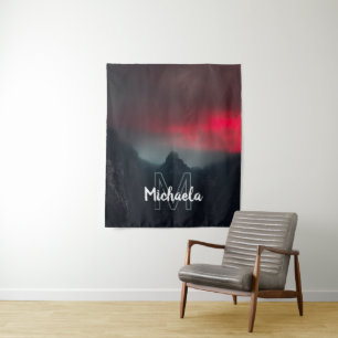 Brennende Wolken, Nebel und Berge Monogramm Wandteppich