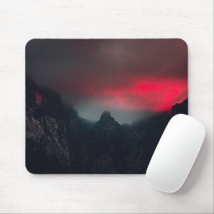 Brennende Wolken, Nebel und Berge Mousepad