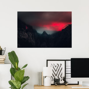 Brennende Wolken, Nebel und Berge Poster