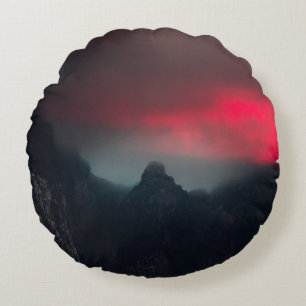 Brennende Wolken, Nebel und Berge Rundes Kissen