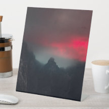 Brennende Wolken, Nebel und Berge