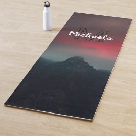 Brennende Wolken, Nebel und Monografie der Berge i Yogamatte