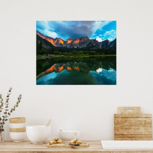 Brennender Sonnenuntergang über den Bergen am Fusi Poster