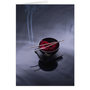 Brennender Weihrauch auf Schüssel Blumenblätter