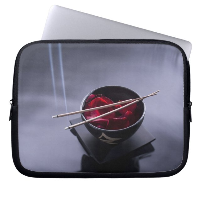 Brennender Weihrauch auf Schüssel Blumenblätter Laptopschutzhülle (Vorderseite)