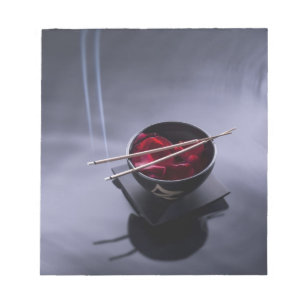 Brennender Weihrauch auf Schüssel Blumenblätter Notizblock