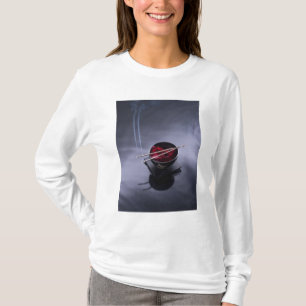 Brennender Weihrauch auf Schüssel Blumenblätter T-Shirt