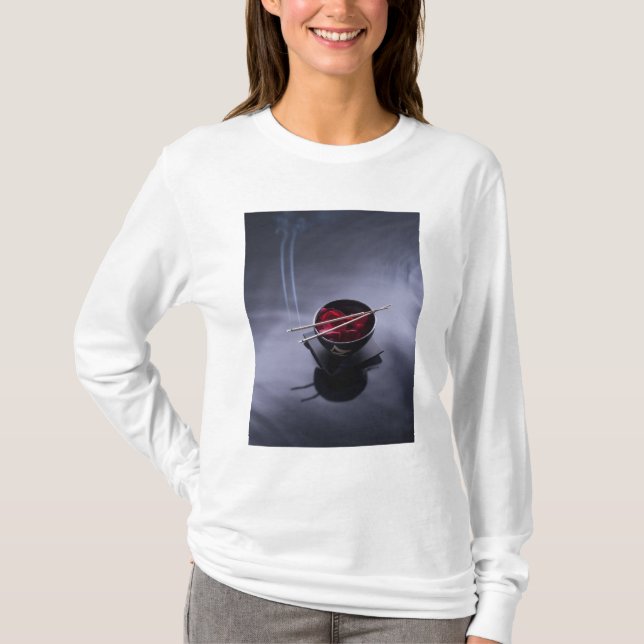 Brennender Weihrauch auf Schüssel Blumenblätter T-Shirt (Vorderseite)