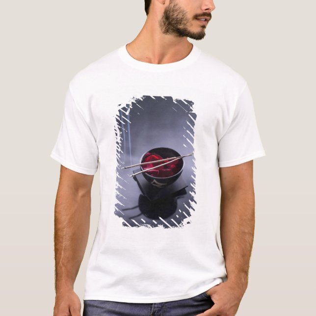 Brennender Weihrauch auf Schüssel Blumenblätter T-Shirt (Vorderseite)