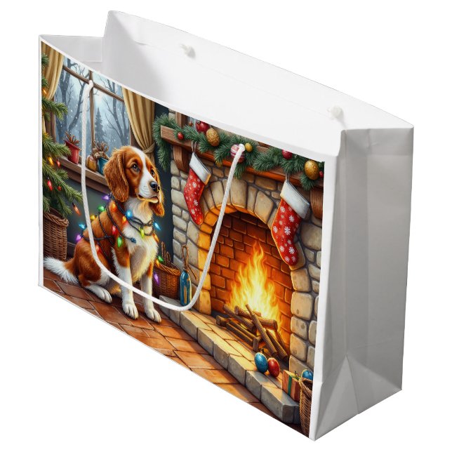 Bretonischer Spaniel Kamin mit Weihnachtslichtern Große Geschenktüte (Vorderseite Schrägansicht)