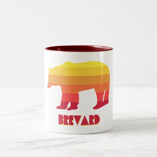 Brevard North Carolina Rainbow Bear Zweifarbige Tasse (Mittel)