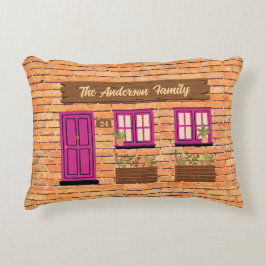 Brick House mit rosa Tor, benutzerdefinierter Text Dekokissen