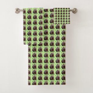 Brickwork Burrow: Eine Wombat's grüne Leinwand, Badhandtuch Set