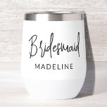 Bridal Bachelorette, Handschrift<br><div class="desc">Feiern Sie stilvoll mit unserem Namen Hand Scripted Bachelorette Brautparty Thermal Wine Tumbler. Mit seinem eleganten, personalisierten Drehbuch-Design ist dieser Schuster ideal, um Getränke während Ihrer Brautfeierlichkeiten bei optimaler Temperatur behalten. Aus hochwertigen, isolierten Materialien gefertigt, ist es genauso praktisch wie schick. Ideal für Junggeselinnen-Abschiede, Brautpartys oder als nachdenkliches Geschenk verbindet...</div>