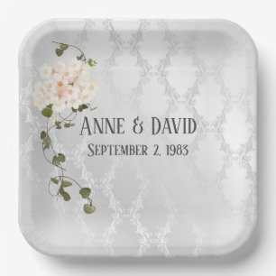 Bridal Hydrangea Bouquet auf weißem Satin Pappteller