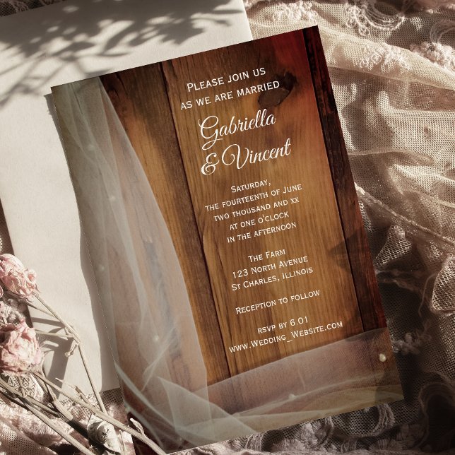 Bridal Veil Barn Wood Country Wedding Einladung (Invite guests to your rustic marriage ceremony with the Bridal Veil & Barn Wood Wedding Invitation.)