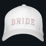 Bride | Baby Pink Bachelorette Moderne Niedlich Gi Bestickte Baseballkappe<br><div class="desc">Bride super niedliche individuelle Design, die Sie mit dem Namen Ihrer Braut für Ihre Bachelorette anpassen können. Das Design besticht durch einen modernen sportlichen Schriftart in der Uni, gepaart mit einer handgeschriebenen Schriftart-Typografie auf der Rückseite in einem modernen minimalistischen lässigen Stil mit schlichter Baby-Rosa Stickerei. Dieses Design ist einfach zu...</div>