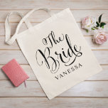 Bride Black Script Personalisiert Wedding Tragetasche<br><div class="desc">Die Hochzeitstasche der Braut ist mit einem modernen,  schwarz wirbelnden Kalligraphieskript ausgestattet,  das mit elegantem Vornamenstext versehen ist,  der für die Braut personalisiert werden kann. Sehen Sie sich unsere koordinierenden Brautparty-Designs an!</div>