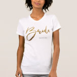 Bride Chic Gold Glitzer Personalisiert T-Shirt<br><div class="desc">Feiern Sie Ihre Verlobung mit dieser schicken Brauttypografie in Shirt. Fügen Sie Ihren Namen hinzu oder löschen Sie ihn. Hier ist eine Idee: Tragen Sie es als Hochzeitsankündigung bei Ihrer Verlobung (oder Überraschung Verlobung) Party. Erhältlich in Weiß, Schwarz, Rosa und Glitzer Imitate Gold, Silber, und Rosa. Hier ist eine andere...</div>