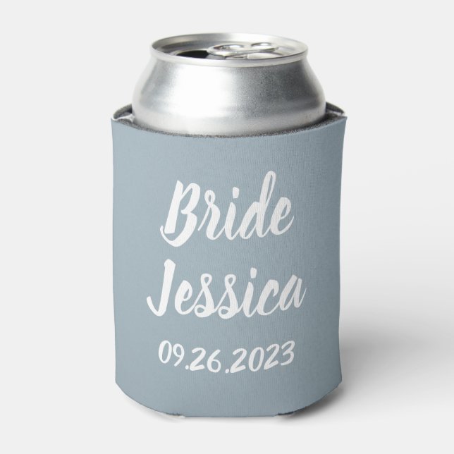 Bride Dusty Blue Elegante Script-Geschenk Hochzeit Dosenkühler (Kanne Vorderseite)