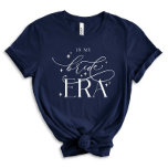 Bride Era Wedding T - Shirt<br><div class="desc">Treten Sie in Ihren besonderen Tag mit Stil und Flair in unserem Bride Era T - Shirt ein! Mit weicher, komfortabler Einrichtung und elegantem Bride-Era-Design ist es das ideale Kleidungsstück für Brautpartys, Junggeselinnen-Abschiede oder einfach nur zum Feiern Ihrer Verlobung. Mit diesem schicken und modischen T - Shirt, der Ihnen das...</div>