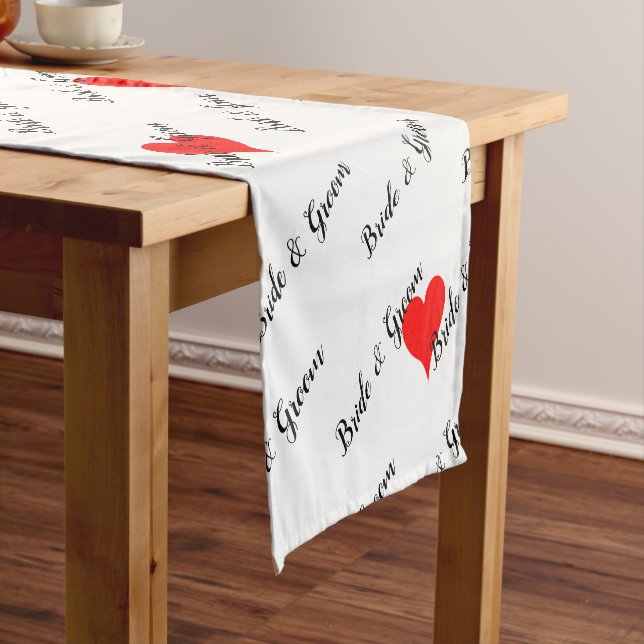 Bride Groom Table Red Hearts Kurzer Tischläufer (Beispiel)