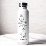 Bride Hand Scripting Name Floral Bachelorette Trinkflasche<br><div class="desc">Feiern Sie stilvoll mit unserem Namen Hand Scripted Bachelorette Brautparty Thermal Wine Tumbler. Mit seinem eleganten, personalisierten Drehbuch-Design ist dieser Schuster ideal, um Getränke während Ihrer Brautfeierlichkeiten bei optimaler Temperatur behalten. Aus hochwertigen, isolierten Materialien gefertigt, ist es genauso praktisch wie schick. Ideal für Junggeselinnen-Abschiede, Brautpartys oder als nachdenkliches Geschenk verbindet...</div>