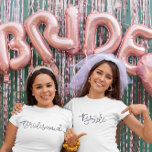 Bride Modern Script Diamond Junggeselinnen-Abschie T-Shirt<br><div class="desc">Moderne Schriftzeichen schlagen mit dem Diamanten über dem i für den Junggeselinnen-Abschied. Nimm diesen Tee,  damit die Braut sein kann! Die Shirts,  die für die Brautmädchen mit dem Diamanten über der Schrift übereinstimmen,  finden Sie in meinem Shop,  PageCreativeDesigns.</div>