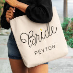 Bride Modern Script Gold Heart Wedding Name Tragetasche<br><div class="desc">Diese moderne Tote-Tasche mit minimalistisch lässigen chic Skript-Kalligraphie-Design,  Bride lesen und Ihr individuelle Name verfügt über saubere Linien,  um ein schlankes und raffiniertes Aussehen zu schaffen. Der schlichte Stil mit den kleinen,  bedruckten Details des Goldenen Herzens verleiht ihrem Hochzeitslook eine Touch Raffinesse.</div>