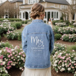 Bride Mrs. Wedding Heart Jeansjacke<br><div class="desc">Elegante und moderne Denim Jacke für eine Braut,  die an ihrem Hochzeitstag anziehen kann. Der handgeschriebene Text sagt "Mrs." mit einem Herzen. Fügen Sie unten Ihren neuen Nachnamen mit Datum hinzu.</div>
