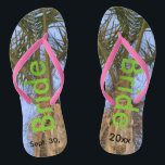 Bride Palm Trees Blue Sky Flip Flops<br><div class="desc">Coole Palmen mit einem Hübschen blauen Himmel im Hintergrund Unisex Flip Flops mit Bride geschrieben in einem schönen grünen Text, und Datum der Ehe in schwarzem Text. PERSONALISIEREN Sie mit Ihrem Hochzeitstag (oder löschen Sie Text). Fühlen Sie die Meeresbrise und Tropen unter Ihren Füßen. Mit Slim Pink Straps und White...</div>