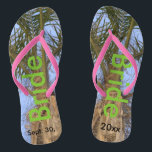 Bride Palm Trees Blue Sky Flip Flops<br><div class="desc">Coole Palmen mit einem Hübschen blauen Himmel im Hintergrund Unisex Flip Flops mit Bride geschrieben in einem schönen grünen Text, und Datum der Ehe in schwarzem Text. PERSONALISIEREN Sie mit Ihrem Hochzeitstag (oder löschen Sie Text). Fühlen Sie die Meeresbrise und Tropen unter Ihren Füßen. Mit Slim Pink Straps und White...</div>