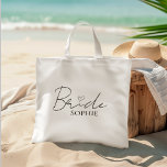 Bride Personalisiert Bachelorette | Individuelle N Tragetasche<br><div class="desc">Feiern Sie die Braut mit dieser eleganten und minimalen Bride Tote Tasche, personalisiert mit ihrem Namen unter einem modernen Drehbuch und Herzdesign. Diese baumwollene Tasche eignet sich hervorragend für Junggeselinnen-Abschied-Liebhaber, Brautparty-Wesentliche oder für die Zukunft Mrs. Lightweight und dennoch robust. Sie eignet sich ideal für Hochzeitswochenende, Shoppingtouren oder Strandtage. Ein Muss...</div>