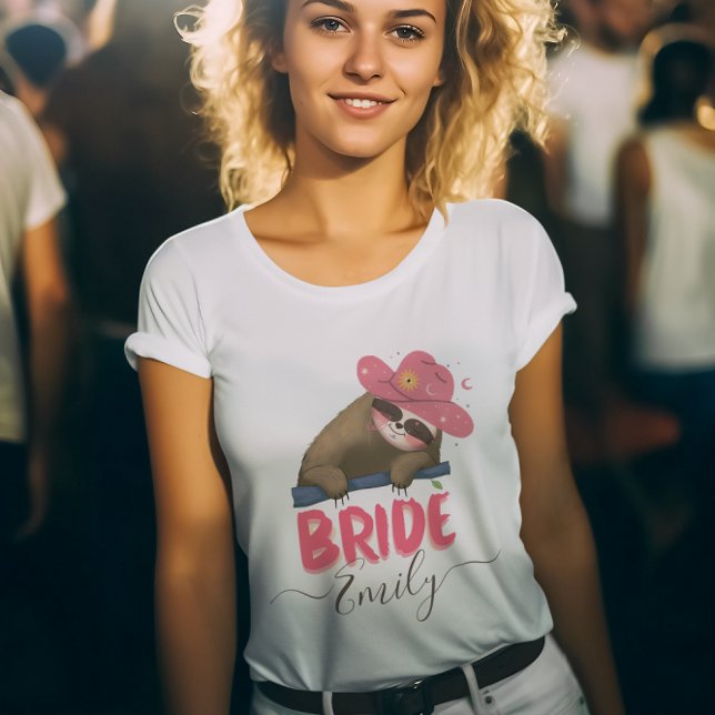 Bride Retro Sloth Groovy Individuelle Name Bachelo T-Shirt (Von Creator hochgeladen)
