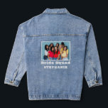Bride Squad Foto Name Bachelorette Jeansjacke<br><div class="desc">Bride Squad Foto Name Junggeselinnen-Abschied. Fügen Sie Ihr Lieblingsbild von Ihnen und Ihren Freunden hinzu, die eine weiße Grenze um sich herum haben, mit Bride Squad und dem Namen darunter. Einfach mit Ihrem Foto und Ihren Worten personalisieren.</div>