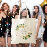 Bride Squad Gelbe Blüte Elegante Gold Glitzer Geo Tragetasche<br><div class="desc">Bride Squad Bridesmaid Tasche. Das Design zeichnet sich durch ein elegantes Imitat Gold Glitzer geometrischen Rahmen Muster. Überlappen mit Aquarellgelb Rosen und Grünpflanzen an zwei Ecken. Personalisieren Sie diese Vorlage, um den Namen Ihrer Brautjungfrau hinzuzufügen. Klicken Sie auf, um weitere Änderungen vorzunehmen und um die Rückseite der Tasche hinzuzufügen. Alles...</div>