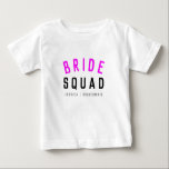 Bride Squad | Hot Pink Bachelorette Bridesmaid Baby T-shirt<br><div class="desc">Niedliches, schlichtes, stilvolles "Bride Squad" Zitat-Babyhemd mit moderner, minimalistischer Typografie in schwarz und heißen Neonfarben in einem coolen trendigen Stil. Der Slogan, Name und Rolle kann leicht mit den Namen Ihres Brautparty personalisiert werden, z.B. Braut, Brautmädchen, Blume Mädchen, Mutter der Braut, Glam Squad u.v.m. Das perfekte Zusammenspiel, die Koordination von...</div>