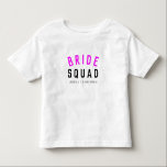 Bride Squad | Hot Pink Bachelorette Bridesmaid Kleinkind T-shirt<br><div class="desc">Niedliches, schlichtes, stilvolles "Bride Squad" zitiert ein kleines Kleinkind-Shirt mit moderner, minimalistischer Typografie in schwarz und heißen Neonfarben in einem coolen trendigen Stil. Der Slogan, Name und Rolle kann leicht mit den Namen Ihres Brautparty personalisiert werden, z.B. Braut, Brautmädchen, Blume Mädchen, Mutter der Braut, Glam Squad u.v.m. Das perfekte Zusammenspiel,...</div>