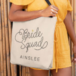 Bride Squad Modernes Skript Gold Hochzeitname Tragetasche<br><div class="desc">Diese moderne Tasche mit minimalistisch lässigem,  schicken Skript-Kalligraphie-Design,  die BRIDE SQUAD lesen,  sowie der individuelle Name Ihrer Trauzeugin oder Brautjungfrau verfügt über klare Linien,  um ein schlankes und raffiniertes Aussehen zu schaffen. Der schlichte Stil mit den kleinen,  bedruckten Details des Goldenen Herzens verleiht ihrem Hochzeitslook eine Touch Raffinesse.</div>