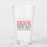 Bride Squad | Rosa Junggeselinnen-Abschied Bridesm Glas<br><div class="desc">Bride Squad | Rosa Junggeselinnen-Abschied Bridesmaid Glass . Ein cooles Blumendesign für die Crew. Fügen Sie einfach die Namen und die Position in das Quadrat ein. Das perfekte Zusammenspiel, die Koordination der Teambride für ein Brautparty, einen Junggeselinnen-Abschied oder einen Hochzeitsmorgen. Passen Sie Ihre Wünsche an und gestalten Sie Ihre Wünsche,...</div>