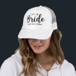 Bride Squad, Team Bridge, Chic Modern Wedding Part Truckerkappe<br><div class="desc">Vergnügen, modernes Hochzeitsgeschenk/Brautparty für Ihre Hochzeitsgäste, Brautparty- und/oder Hochzeitsgäste. Eine fette "Bride" in einem Skript-Schriftart schmückt die Vorderseite - Anpassen Sie an "Bride Squad", "Team Bride" oder "Bride Tribe" und fügen Sie dann eine weitere Zeile von benutzerdefinierten Text hinzu - Ihr Hochzeitstag, den Namen der Brautjungfrau, etc. Ein perfekter Junggeselinnen-Abschied...</div>