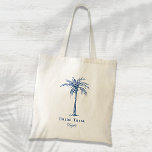 Bride Stam Blue Tropical Palm Tree Custom Tragetasche<br><div class="desc">Diese lustige Tropenpalmentote-Tasche mit den Worten "Stamm der Braut" in blau (Farbe des Jahres 2020) ist das ideale Brautparty für ein tropisches Badeziel oder eine Hochzeit im Freien! Personalisieren Sie es mit dem Namen Ihrer Brautjungfrau.</div>