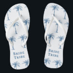 Bride Stam Blue Tropical Palm Tree Flip Flops<br><div class="desc">Diese lustigen tropischen Palmen gemusterten Flip Flops mit dem Wort "Brautstamm" in (Farbe des Jahres 2020) blau auf einem weißen Hintergrund sind die perfekte Brautparty Geschenke für ein tropisches Strand Ziel oder Freiluft-Hochzeit!</div>