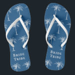 Bride Stam Blue White Tropical Palm Tree Flip Flops<br><div class="desc">Diese lustige tropische Palme flackert mit dem Brautparty "Bride Tribe" in Weiß auf der (Farbe des Jahres 2020) blauen Hintergrund ist das ideale Geschenk für einen tropischen Strand oder eine Hochzeit im Freien!</div>